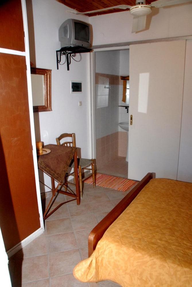 Apartment Pansion Limni *